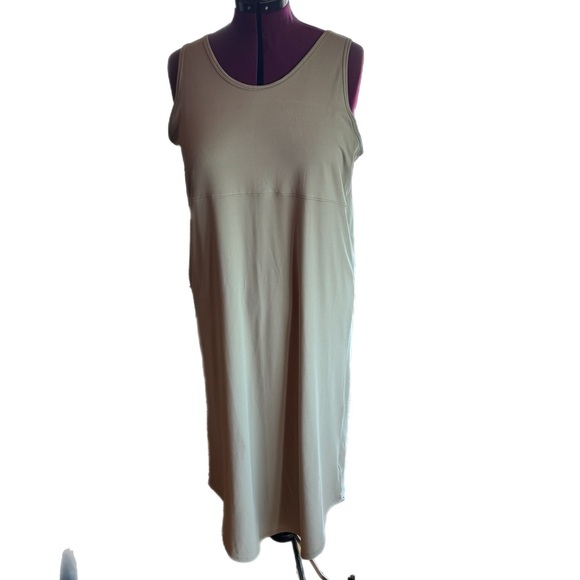 Sleeveless LIGHT GREEN  Dress
DRAPES NICELY
EX LG/ TG - Picture 1 of 4